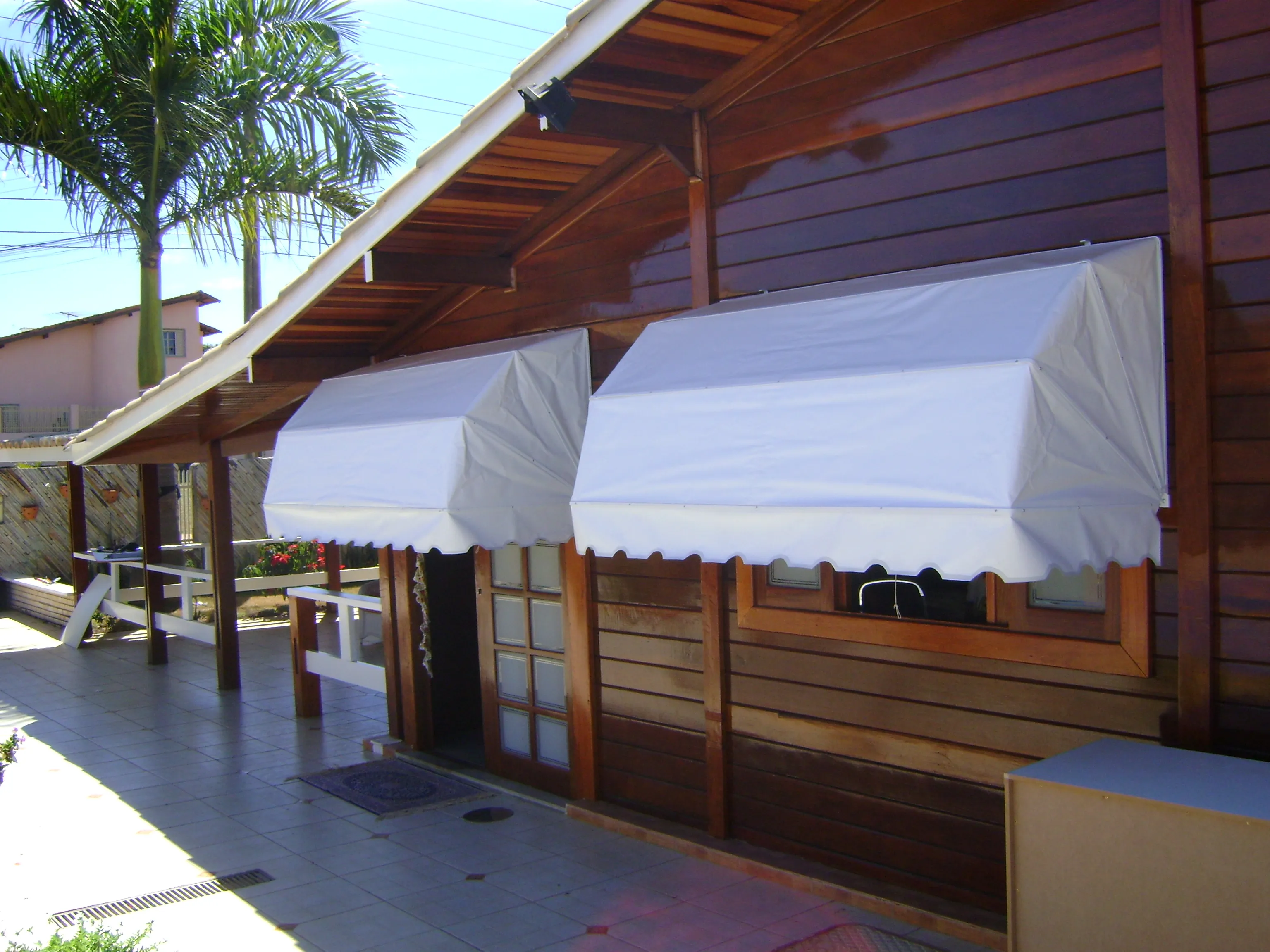 Toldo Mediterrâneo branco em fachada residencial ampla
