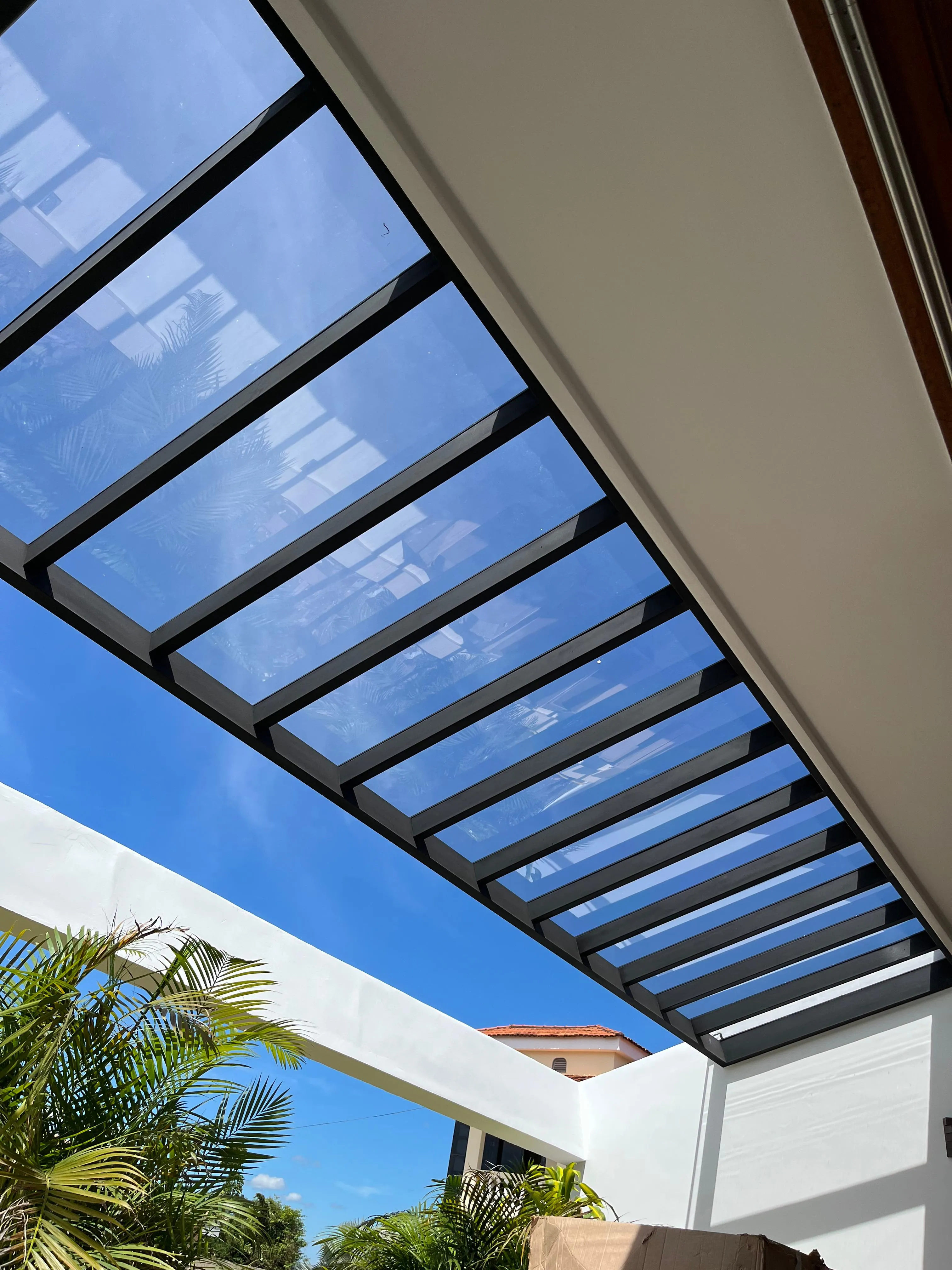 Pergolado preto moderno em dia ensolarado