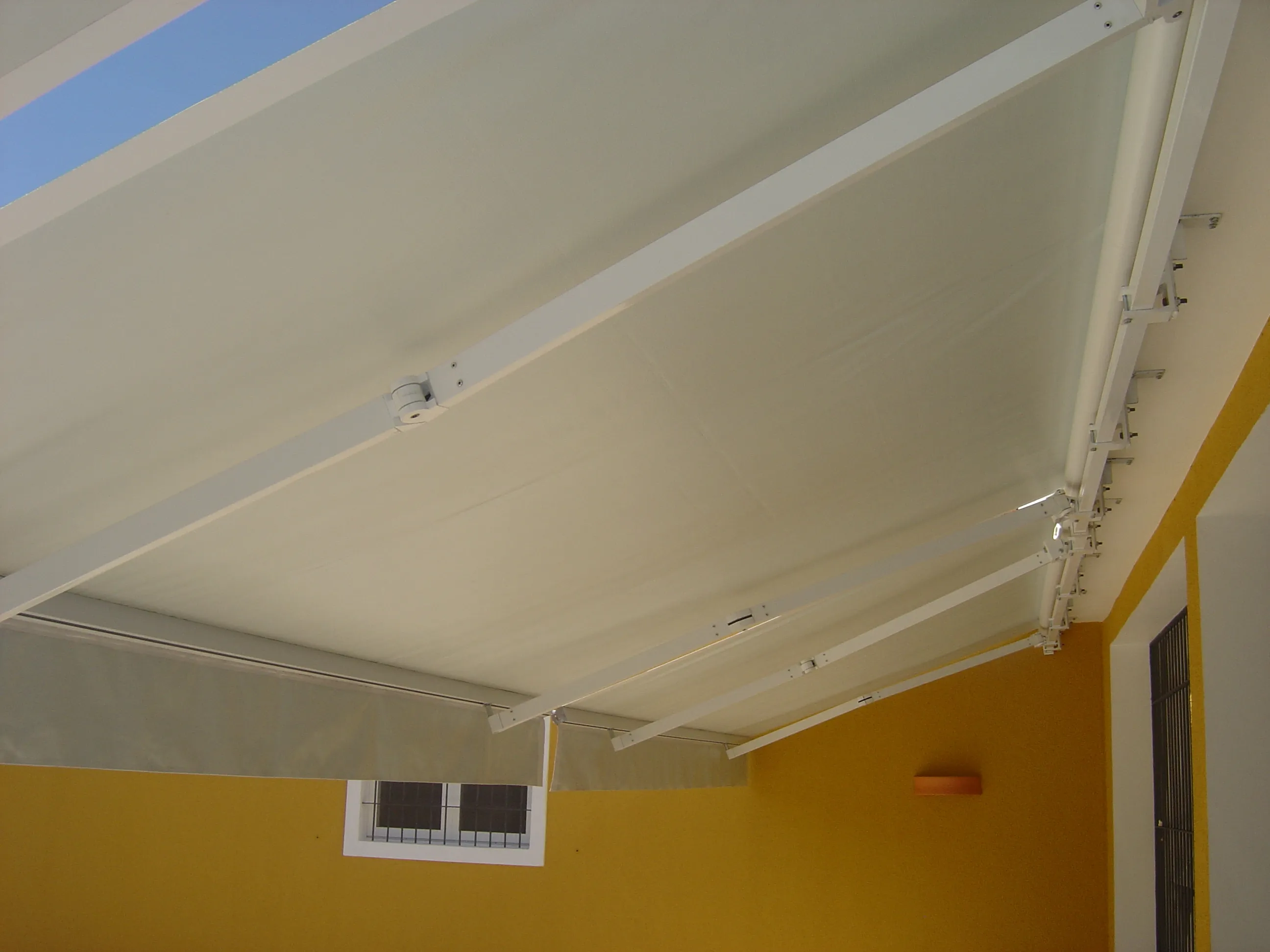 Detalhe do braço de alumínio de um toldo italiano articulado