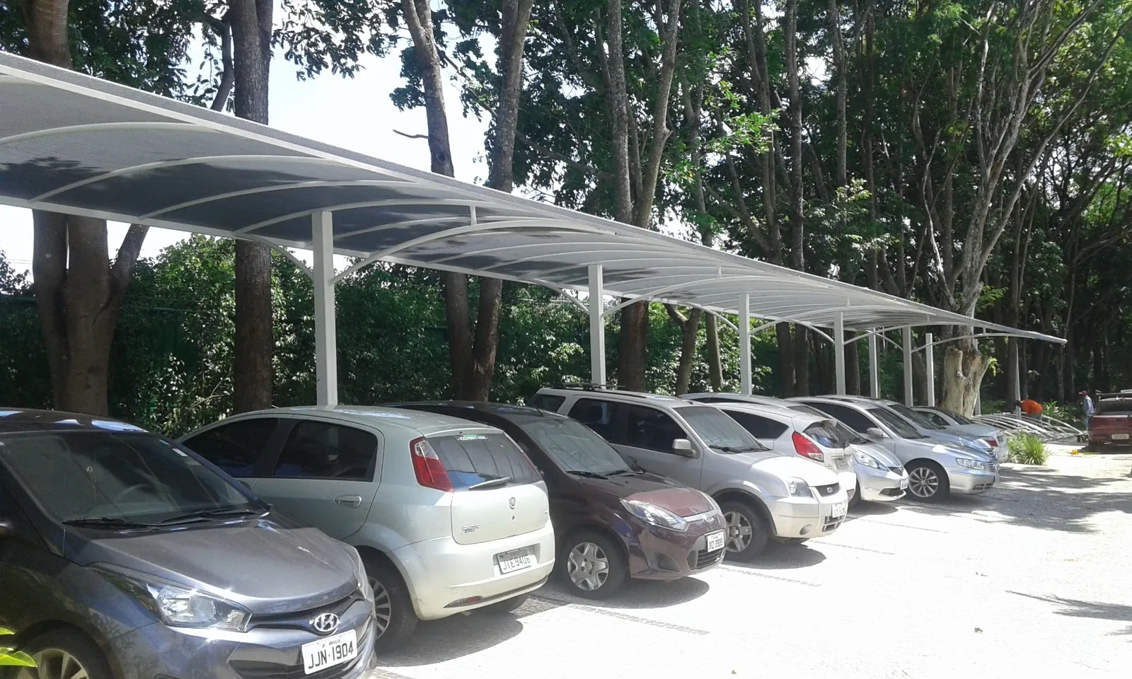 Cobertura de policarbonato sobre estacionamento com várias vagas