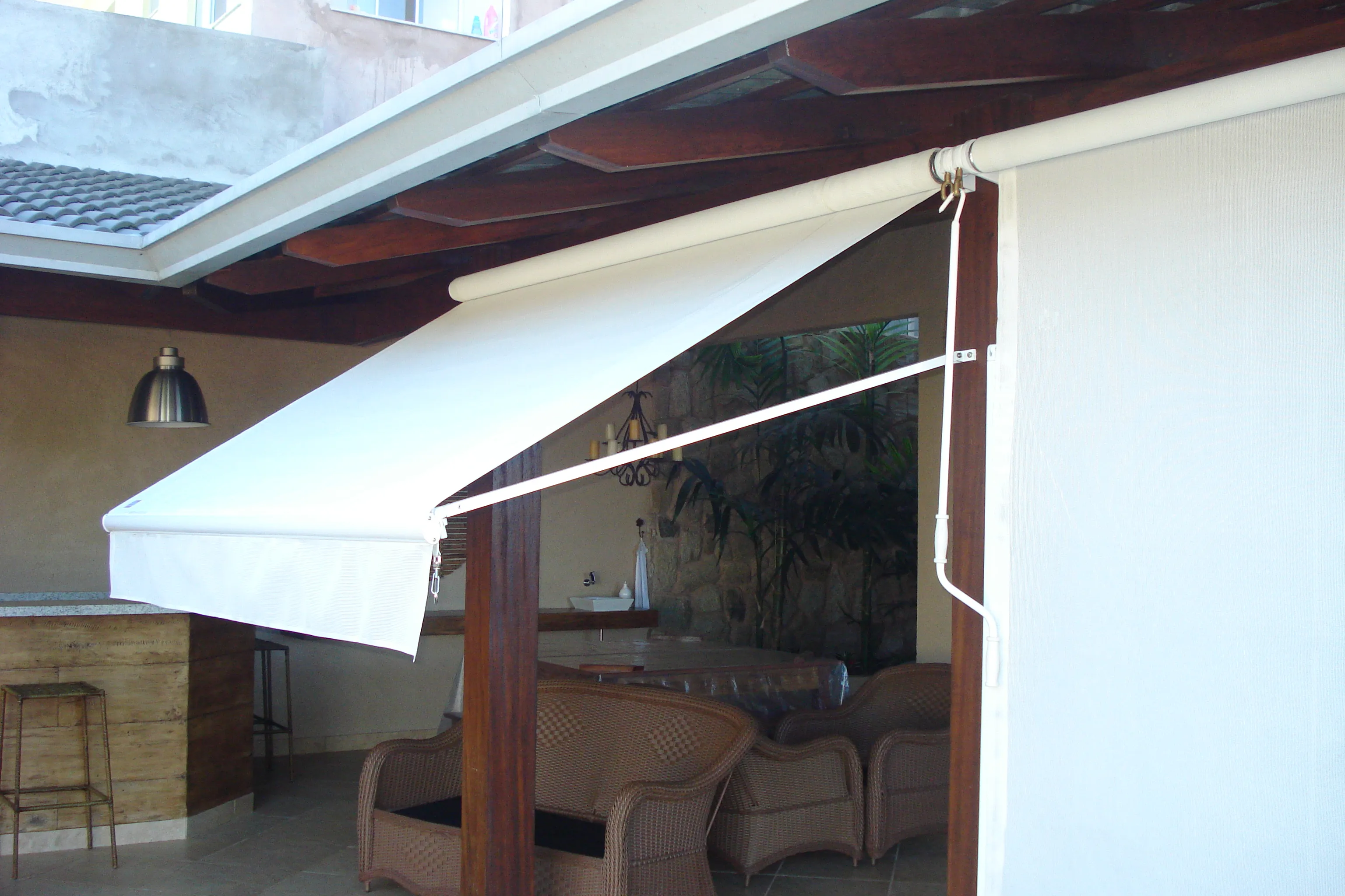 Detalhe do mecanismo de um toldo cortina de alumínio