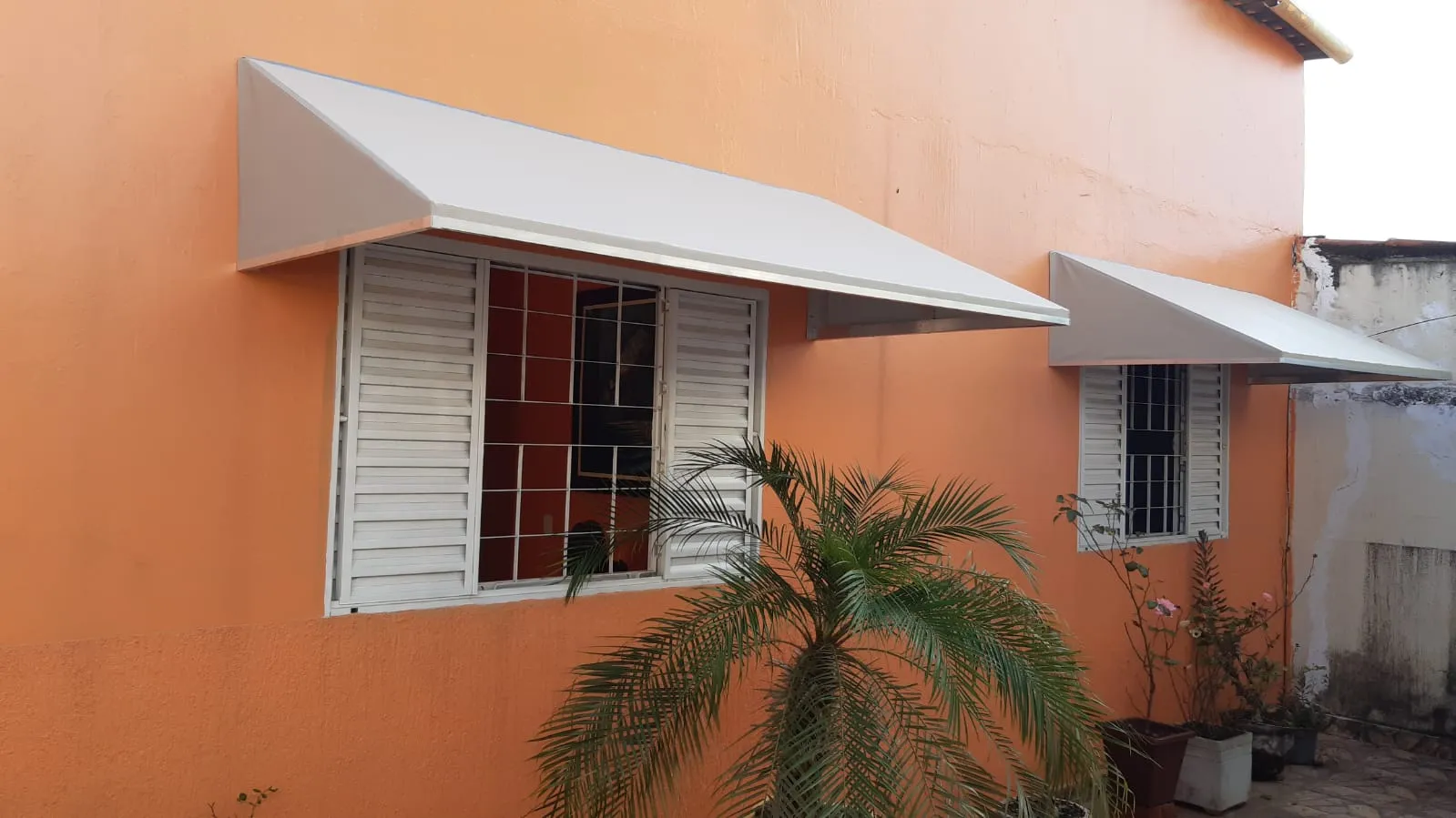 Coberturas fixas em lona sobre janelas, tipo capota