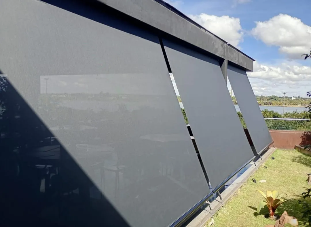Toldo cortina em terraço comercial com vista para o rio