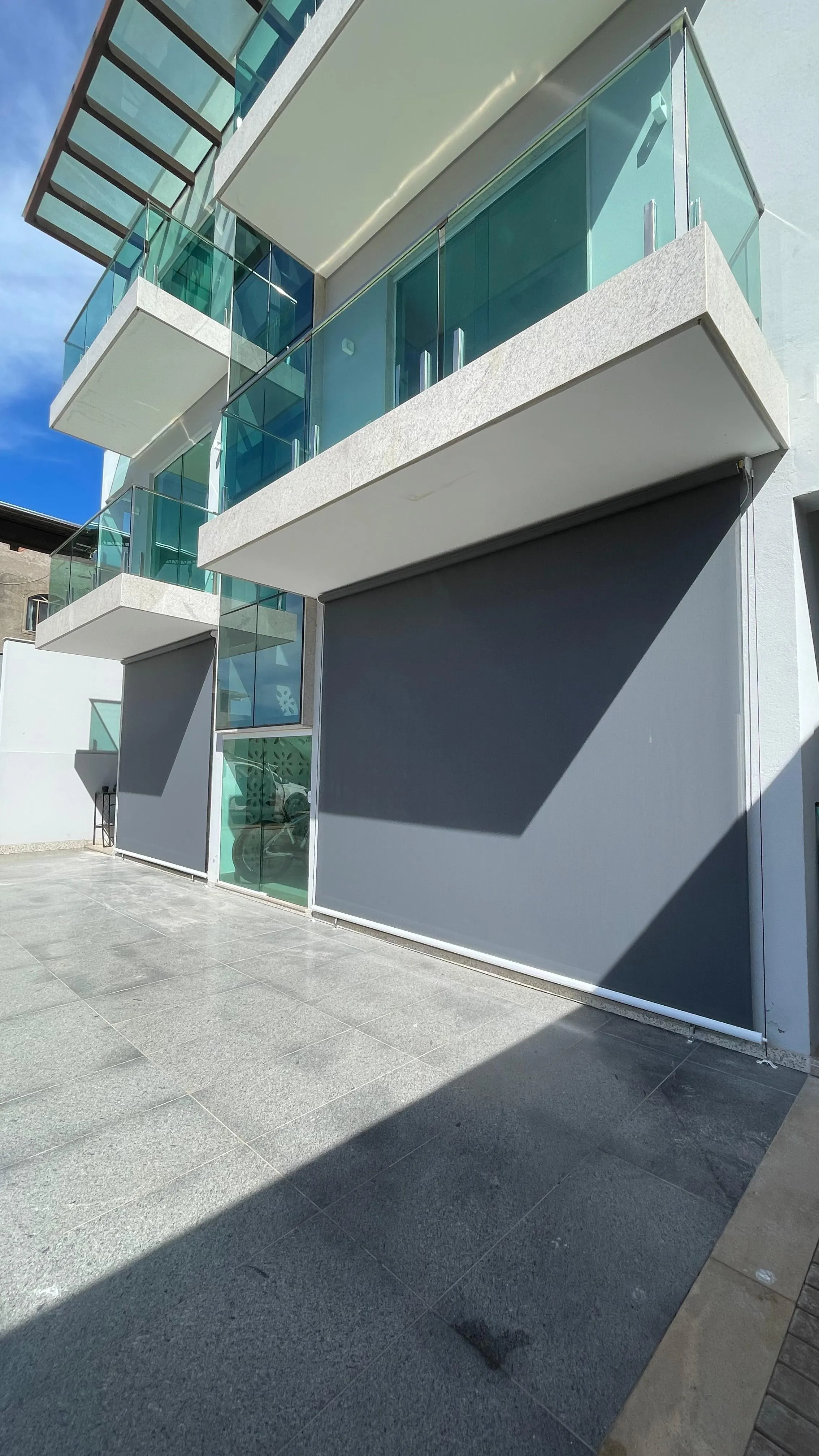 Toldo cortina cinza em prédio moderno