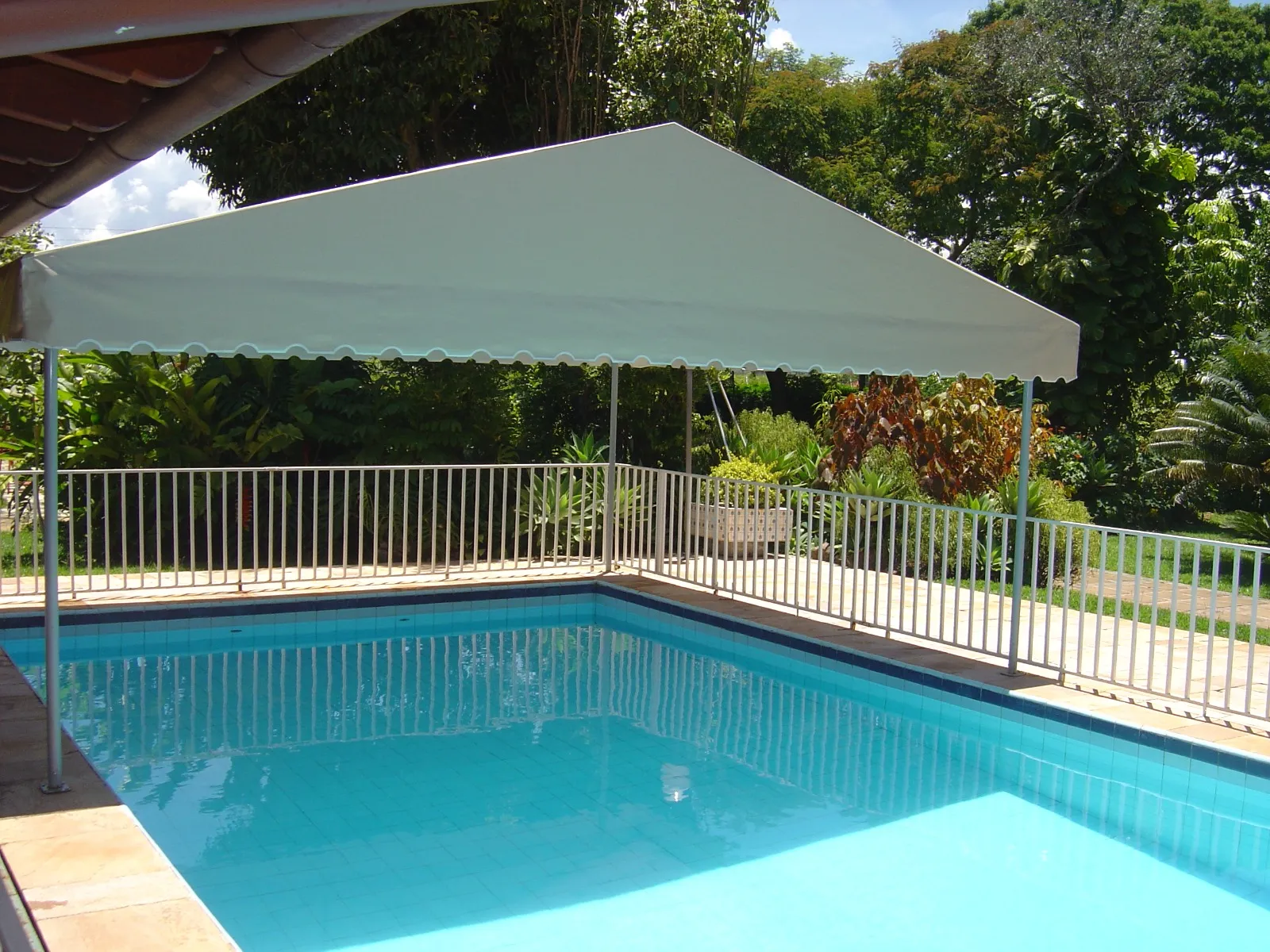 Tenda montada em área de piscina