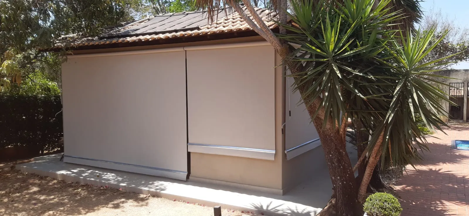 Toldo cortina fechado em gazebo com estrutura de alumínio à mostra