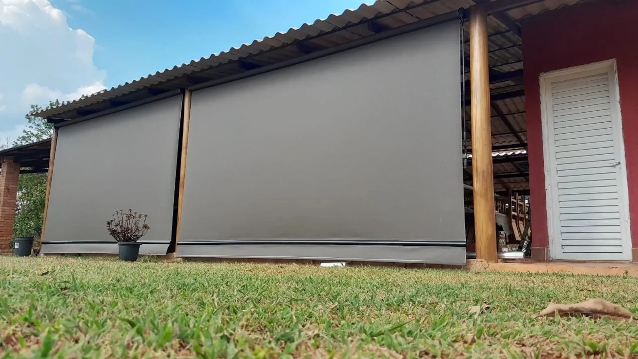 Toldo cortina bege fechado sobre pergolado de madeira