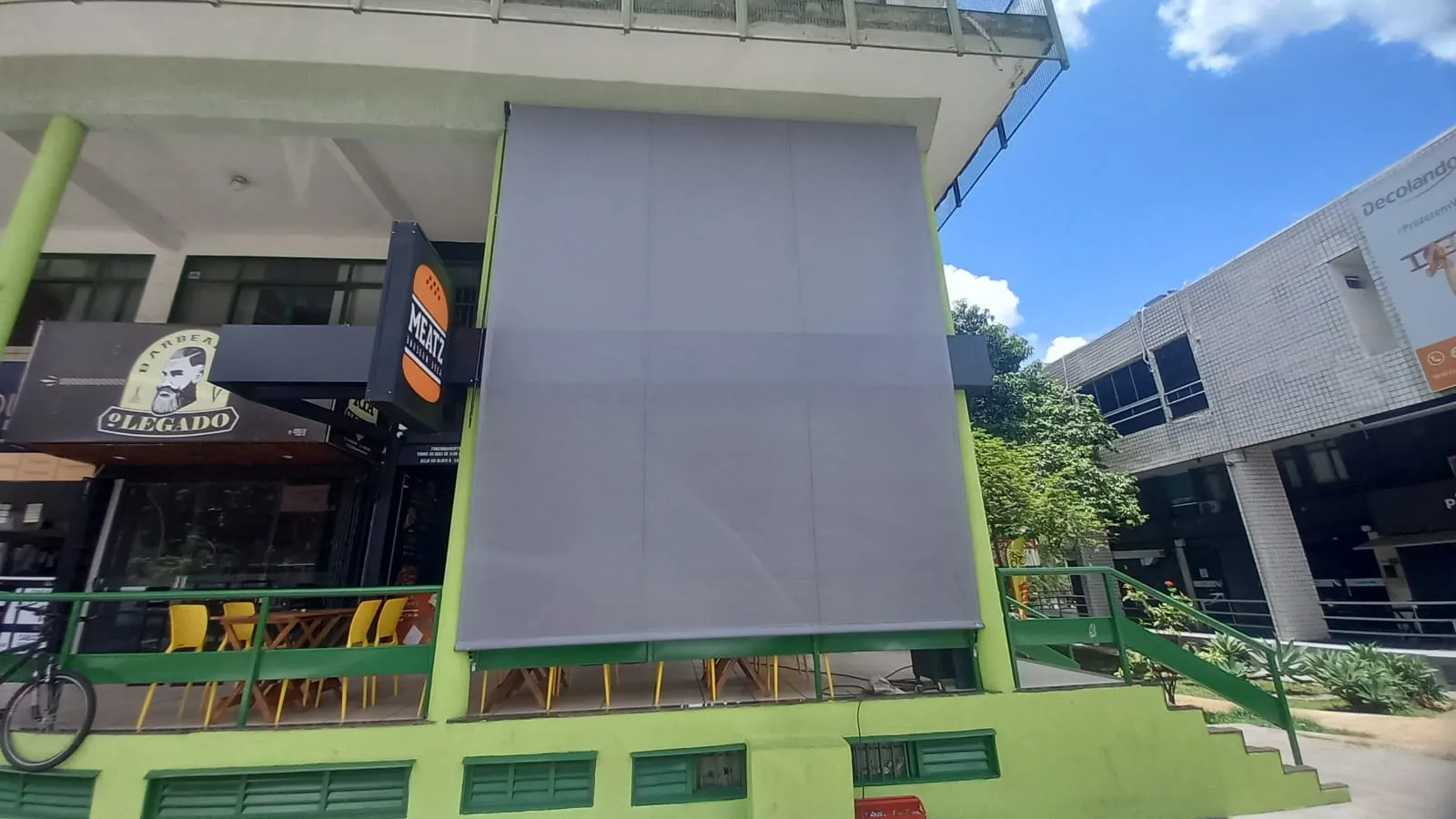 Toldo cortina em aplicação comercial urbana