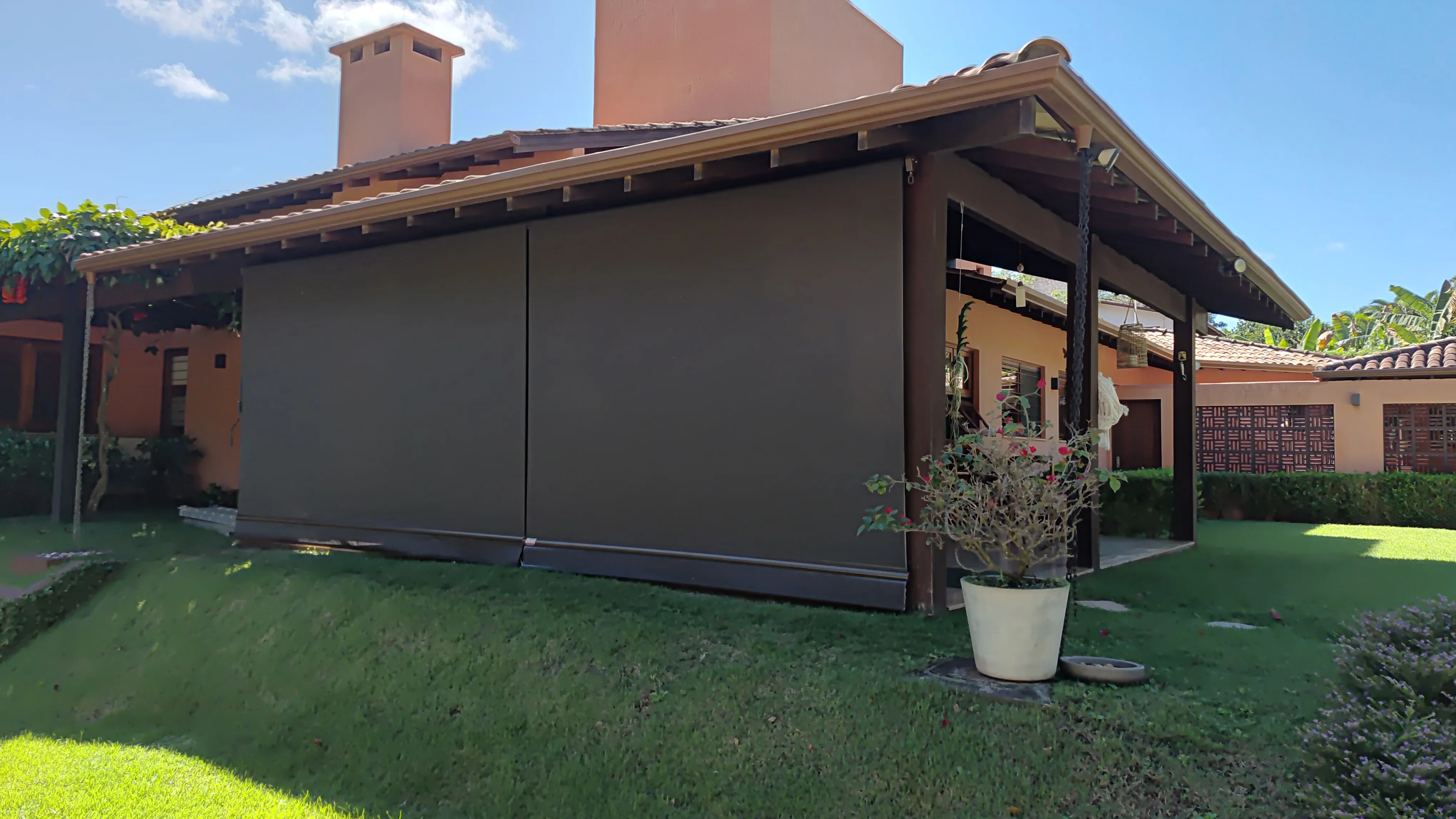 Toldo cortina marrom em gazebo amplo