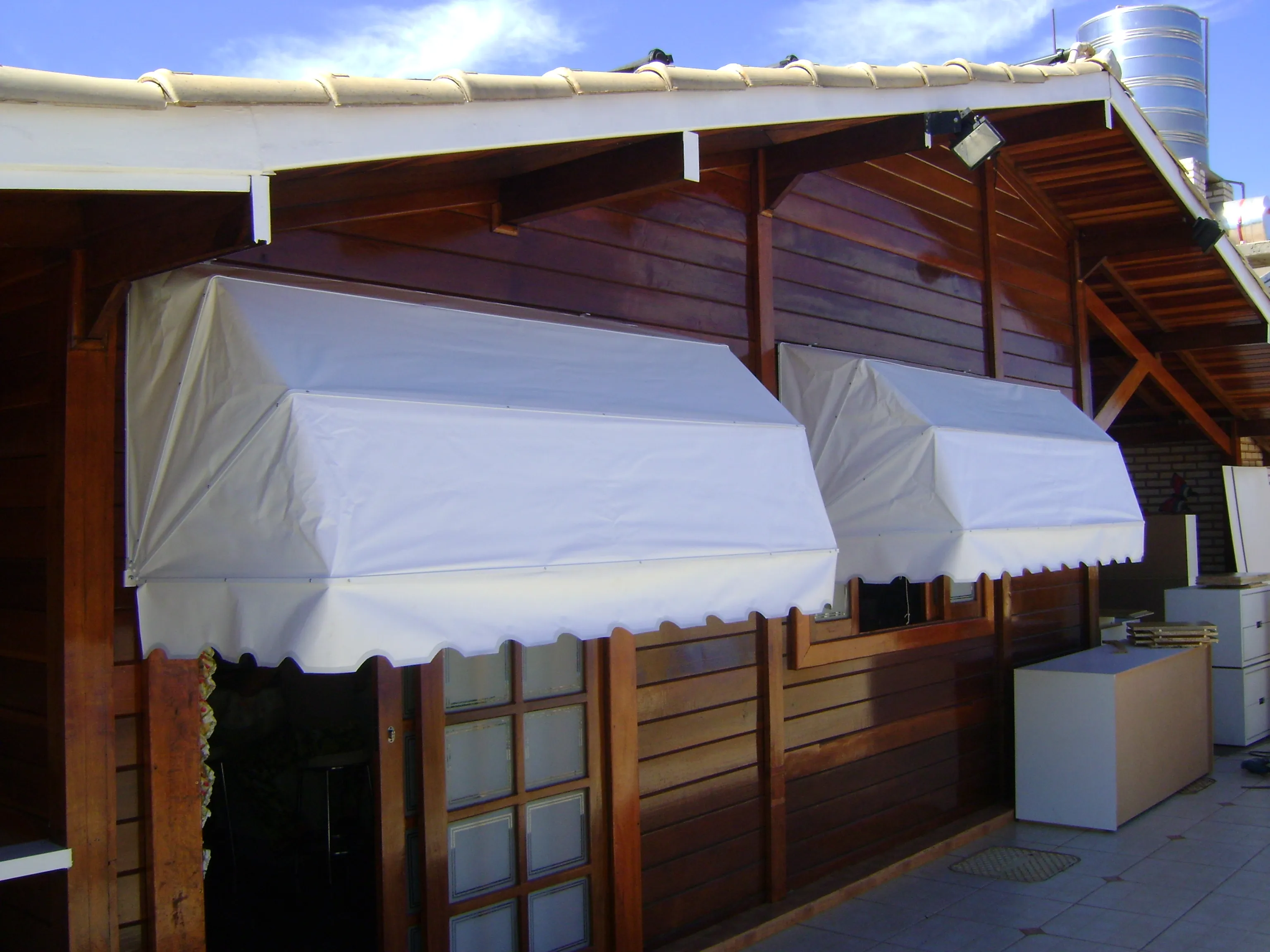 Toldo Mediterrâneo branco em outra fachada residencial