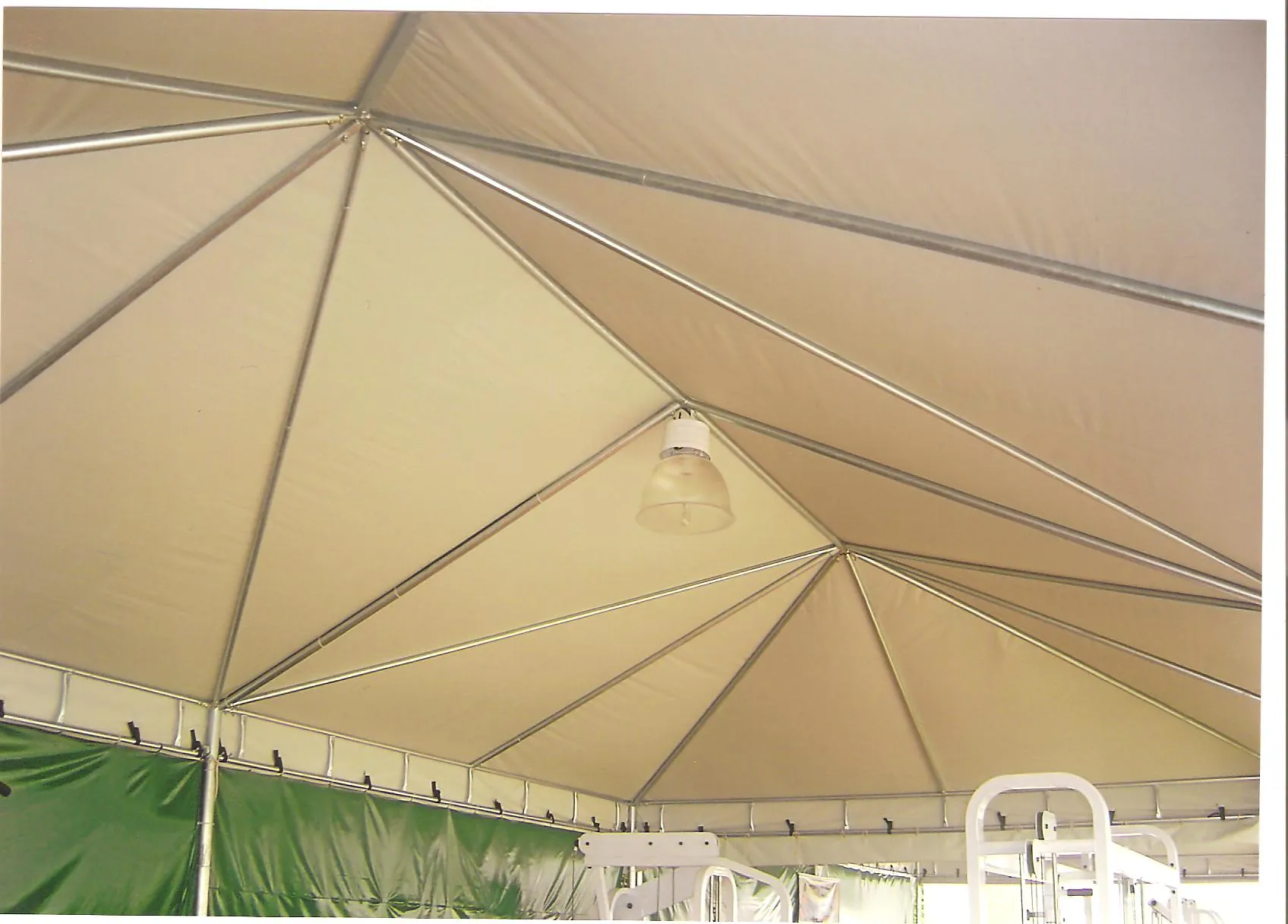 Vista interna da estrutura metálica de uma tenda