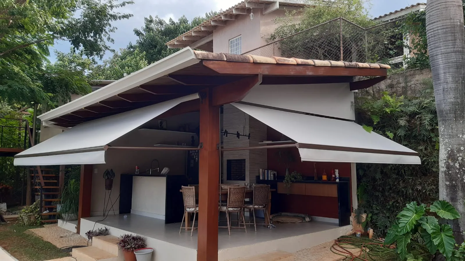 Toldo cortina marrom fechado visto em ângulo de baixo