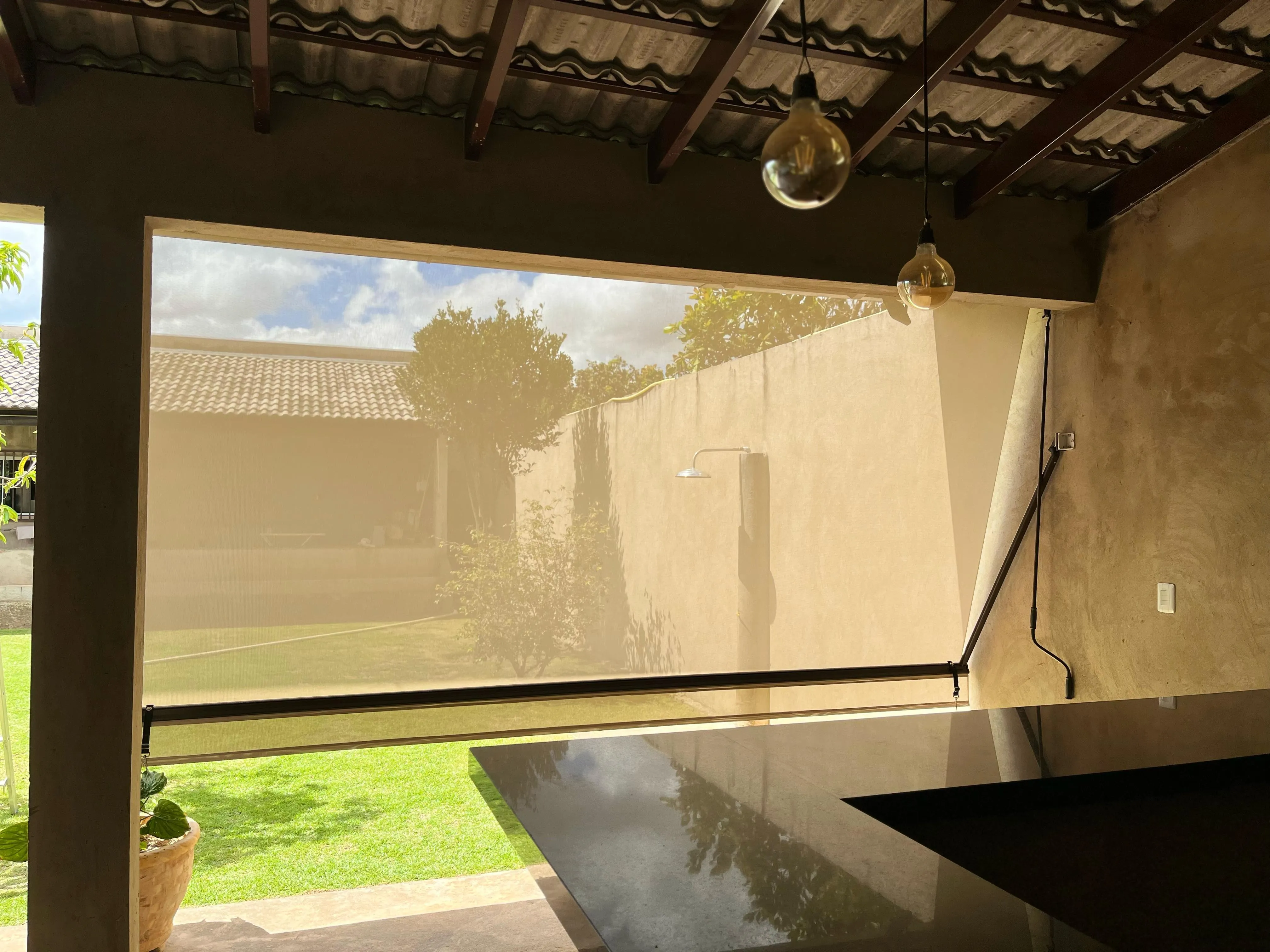 Toldo cortina em tom mostarda em sunroom