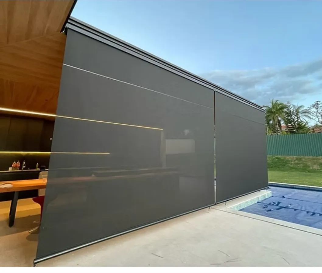 Toldo cortina aberto em cozinha gourmet moderna com piscina e palmeiras