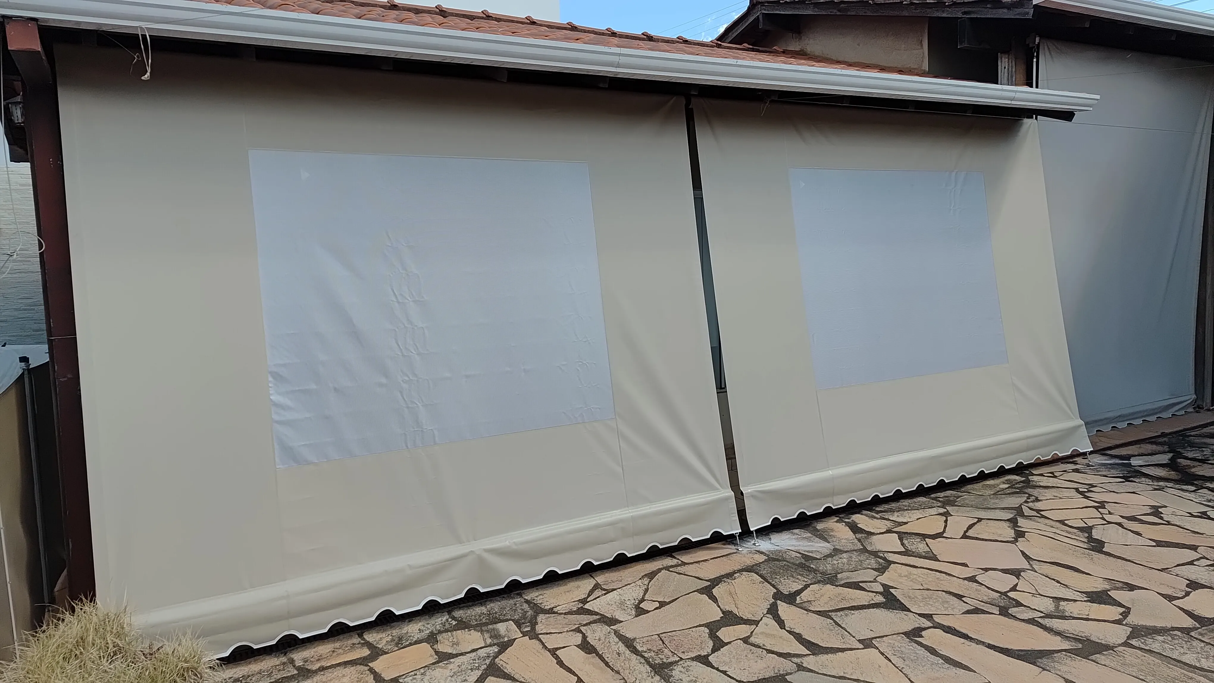 Toldo cortina com painéis de janela transparente