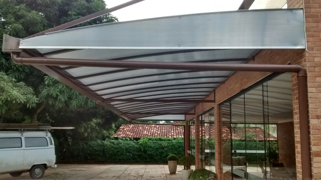 Cobertura de policarbonato branca sobre garagem residencial
