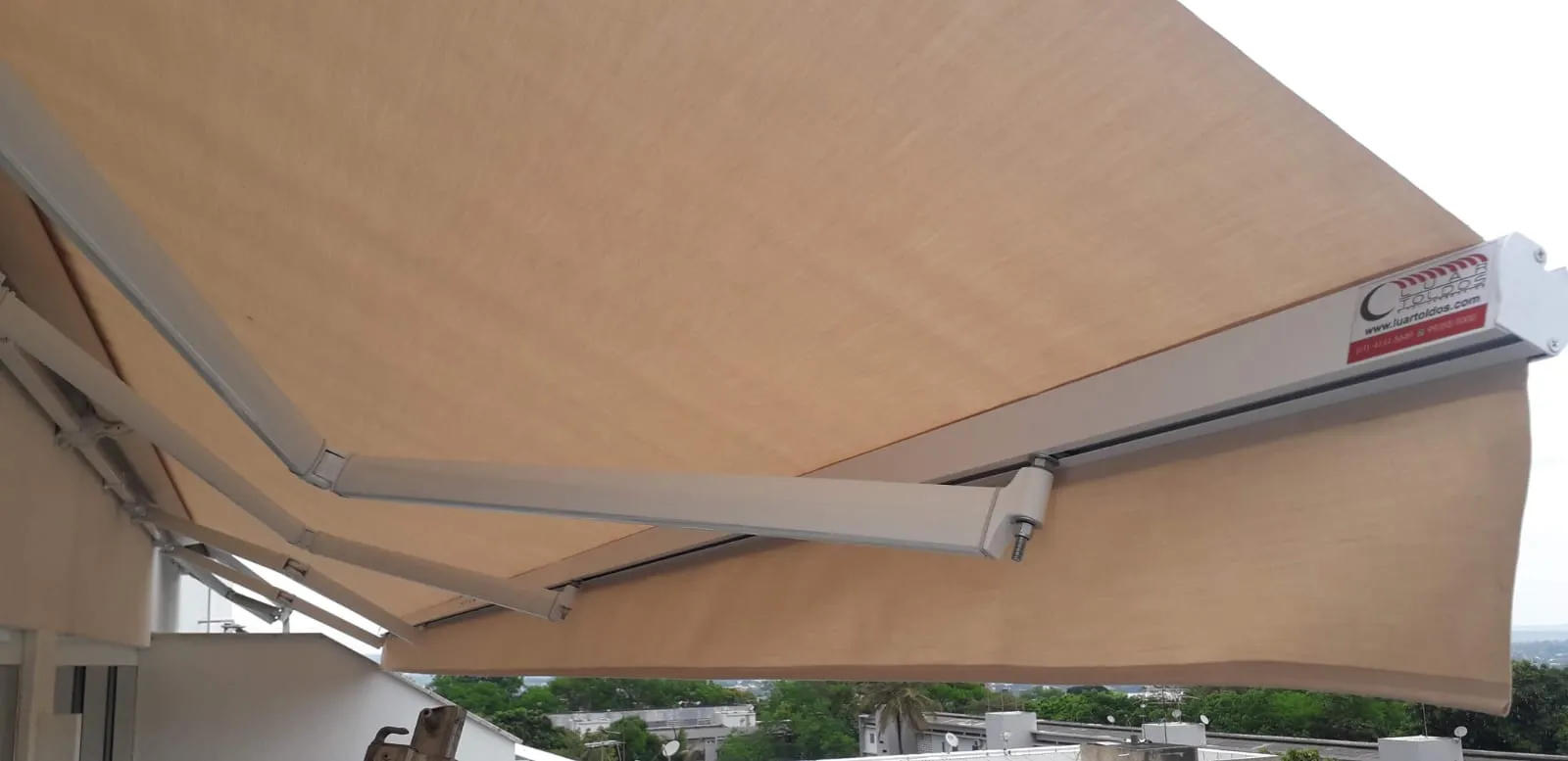 Detalhe de toldo italiano articulado com a marca Luar Toldos