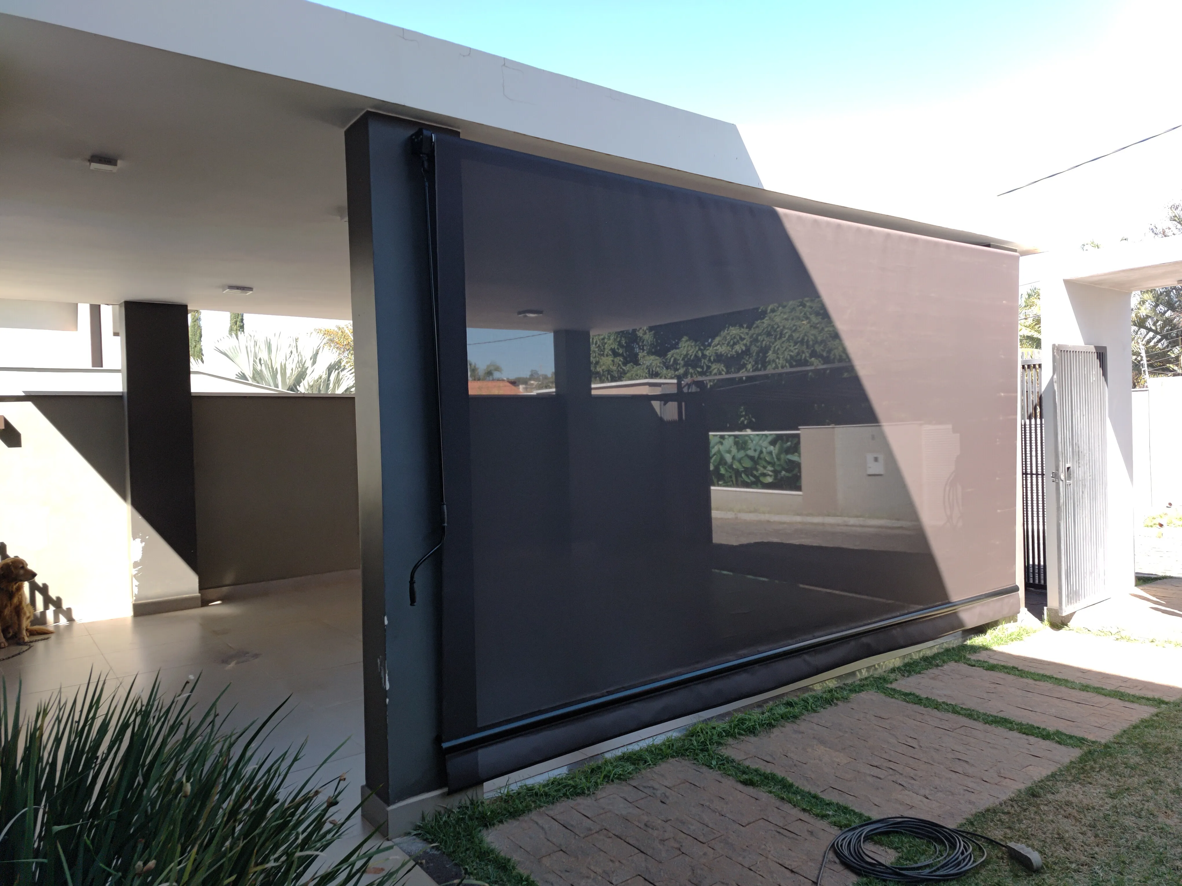 Toldo cortina em casa moderna ao entardecer