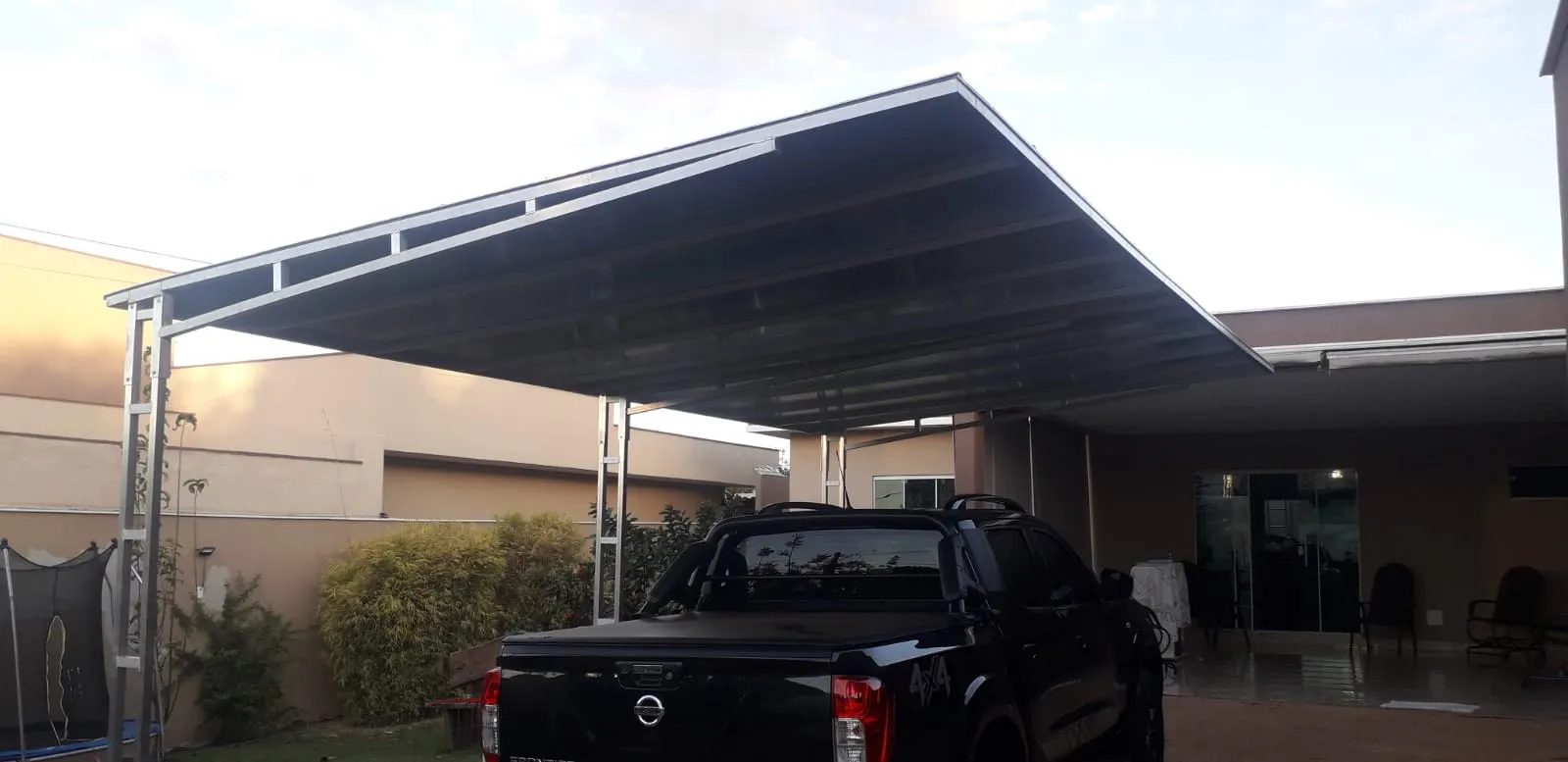 Cobertura de policarbonato fumê sobre garagem