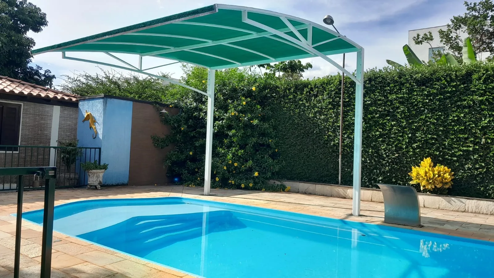 Cobertura de sombrite à beira da piscina