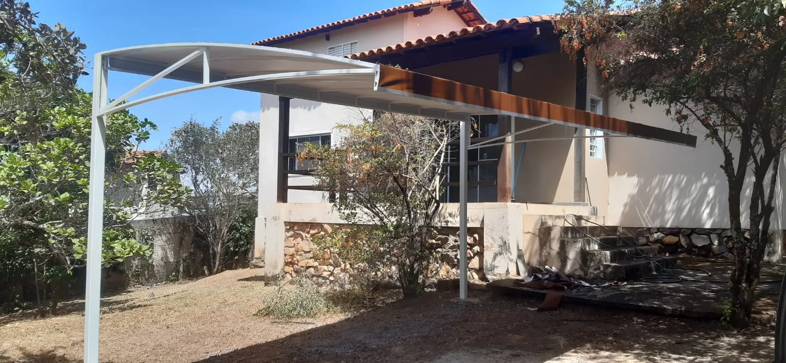 Cobertura fixa em lona arqueada sobre área de lazer