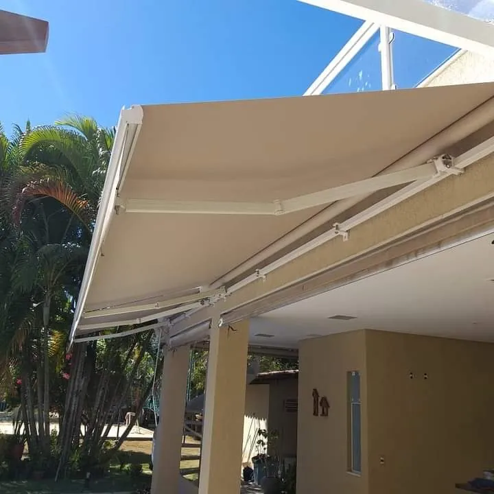 Toldo instalado em varanda residencial